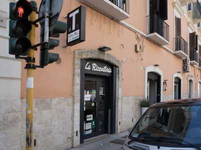 Ma cos�erano gli �scampoli a peso�? Si trattava di un tipo di commercio molto comune a quell�epoca: i ritagli di stoffa venivano venduti non a metro, ma messi sulla bilancia e ceduti in base al loro peso